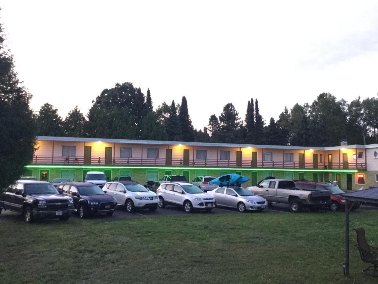 Cedars Motel Ironwood Exterior photo
