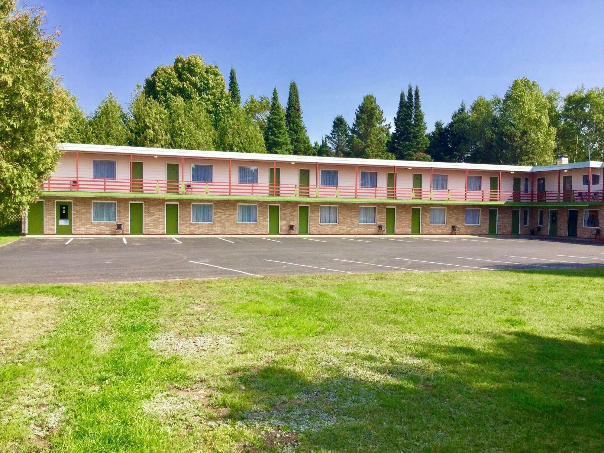 Cedars Motel Ironwood Exterior photo