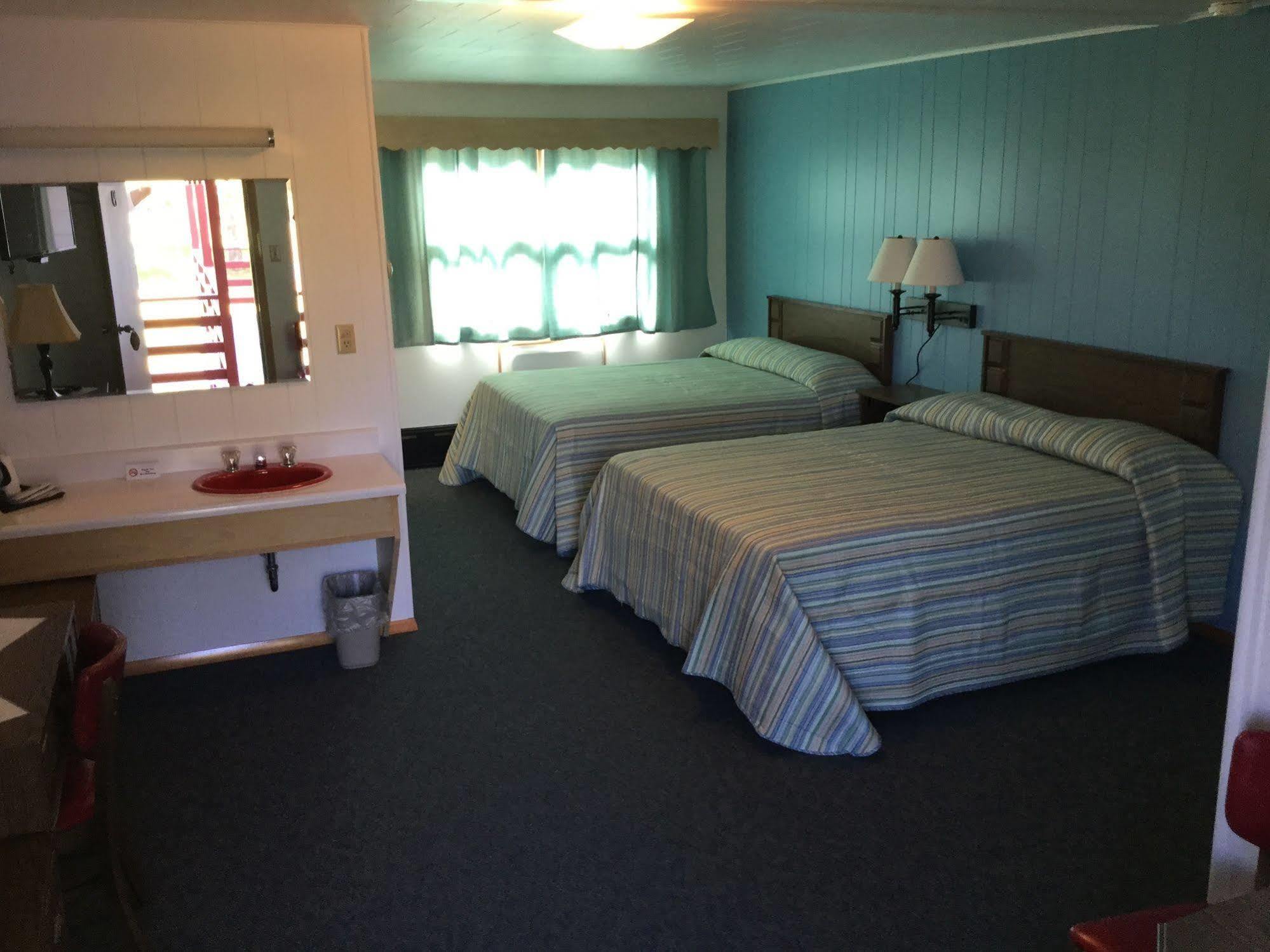 Cedars Motel Ironwood Exterior photo