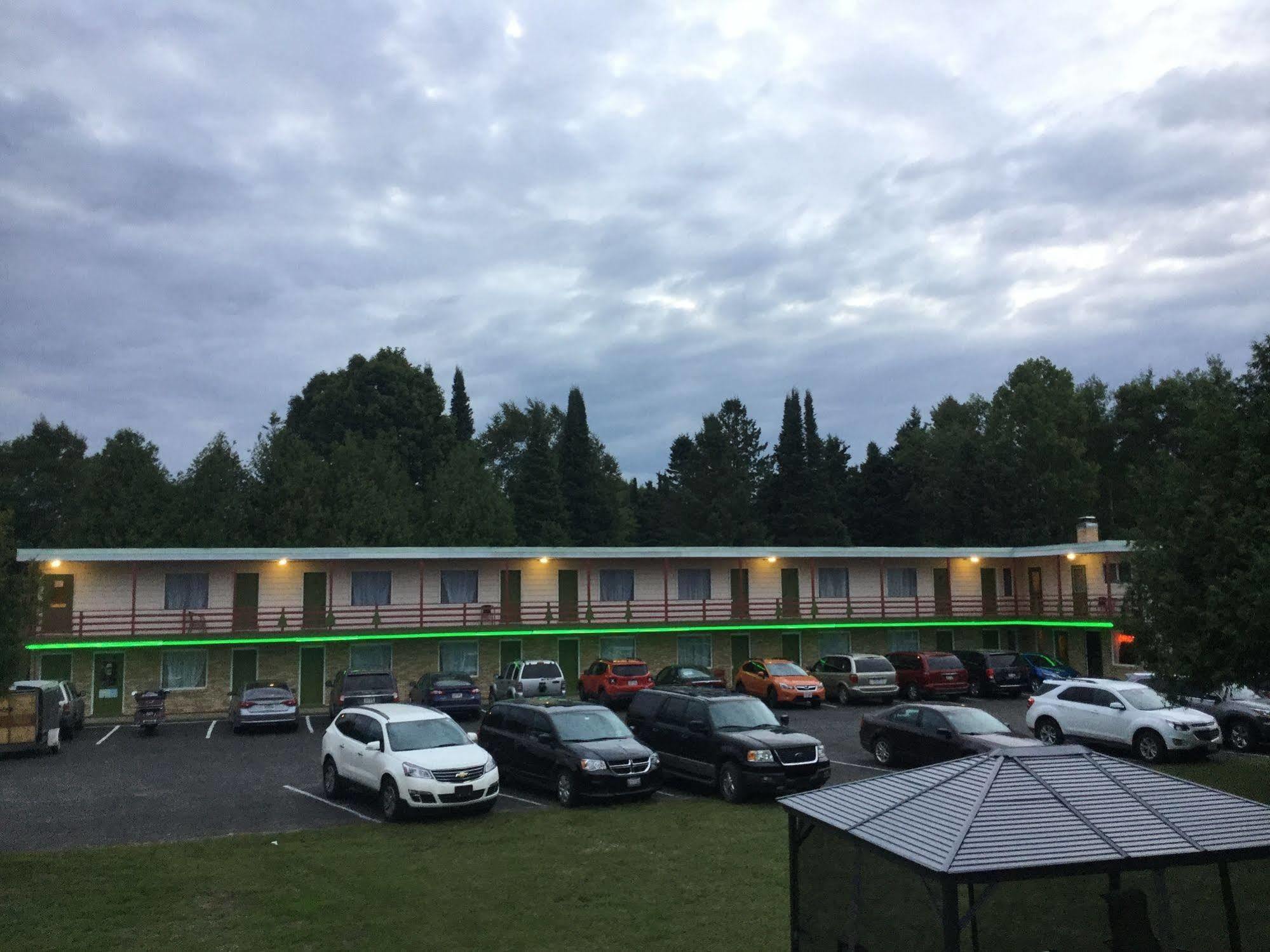 Cedars Motel Ironwood Exterior photo